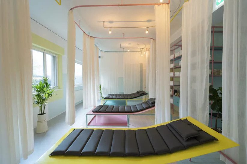 Photo of the break room where it is possible to come and relax after the flotation in order to ingest the benefits of having floated.  The break room overlooks a quiet green space, which is quite rare in Geneva.